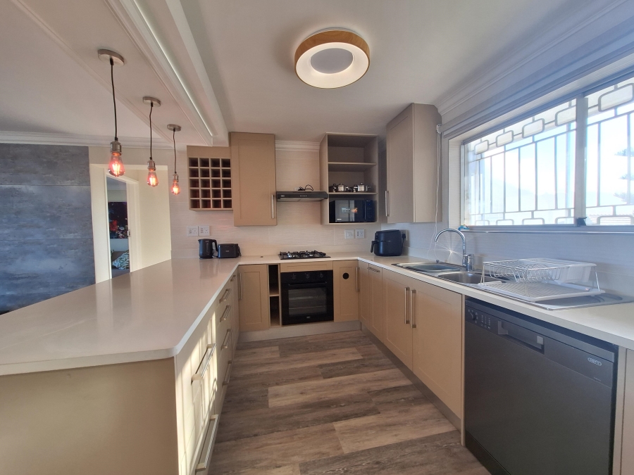 To Let 2 Bedroom Property for Rent in Muizenberg Western Cape